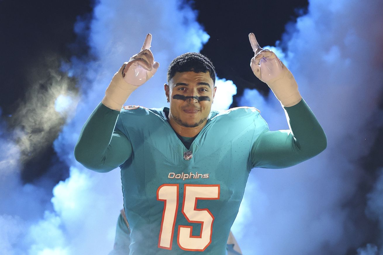 Tennessee Titans v Miami Dolphins